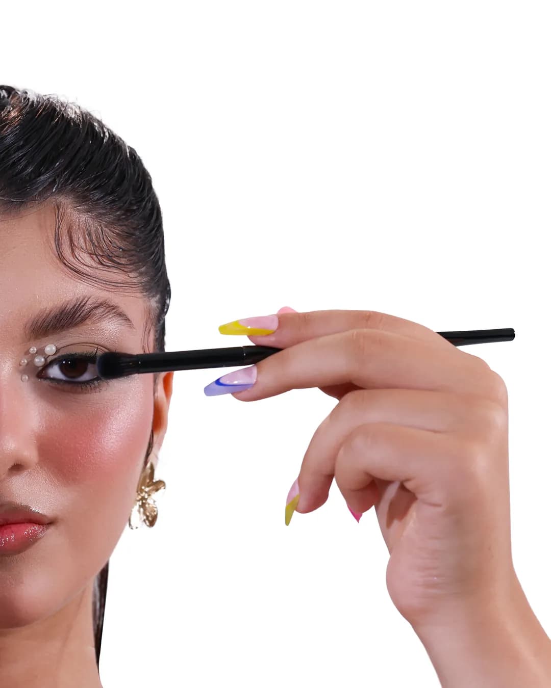 Model lining her eye with the fine liner brush